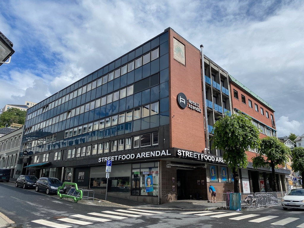 Bankbygget i Arendal er godt egnet for påbygg av flerefor å bygge på flere etasjer! 